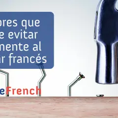 Martillo a punto de golpear clavos torcidos, simbolizando los 7 errores que puedes evitar fácilmente al hablar francés.