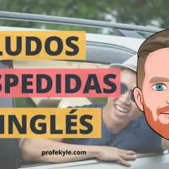 Hombre sonriente saluda desde un coche. Texto: "Saludos, despedidas en inglés". Aprende a escribir una despedida informal en inglés.