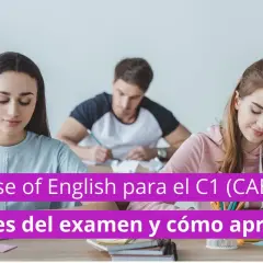 Estudiantes concentrados en un examen de inglés. El texto indica "Use of English para el C1 (CAE): Partes del examen y cómo aprobar".