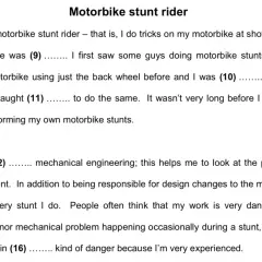 Un motociclista realiza trucos en su moto. El texto describe su experiencia como piloto de acrobacias en moto.