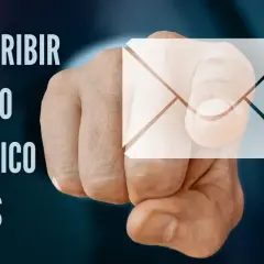 Cómo escribir un correo electrónico en inglés. Mano mostrando un sobre, con texto y logo de Crown Language Services.