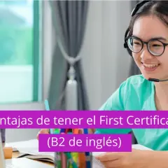 Joven sonriente con auriculares estudia para el First Certificate, un título que no caduca y abre puertas.