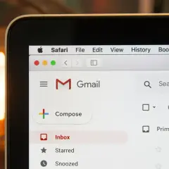 Interfaz de Gmail en Safari, mostrando la estructura de un correo formal con opciones como "Inbox" y "Compose".