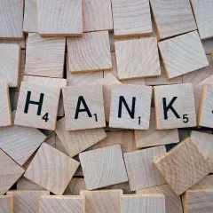 Fichas de Scrabble forman la palabra "THANKS", un mensaje de agradecimientos en inglés.