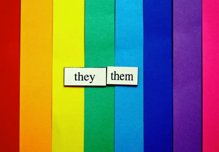Fondo arcoíris con tarjetas que dicen "they" y "them", representando pronombres personales en inglés.
