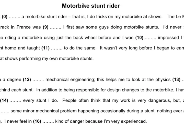 Un motociclista realiza trucos en su moto. El texto describe su experiencia como piloto de acrobacias en moto.