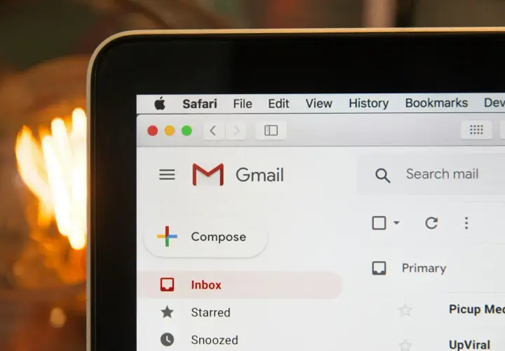 Interfaz de Gmail en Safari, mostrando la estructura de un correo formal con opciones como "Inbox" y "Compose".