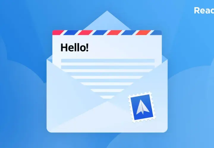 Un sobre abierto con un sello de avión de papel. Aprende cómo saludar en un email formal.