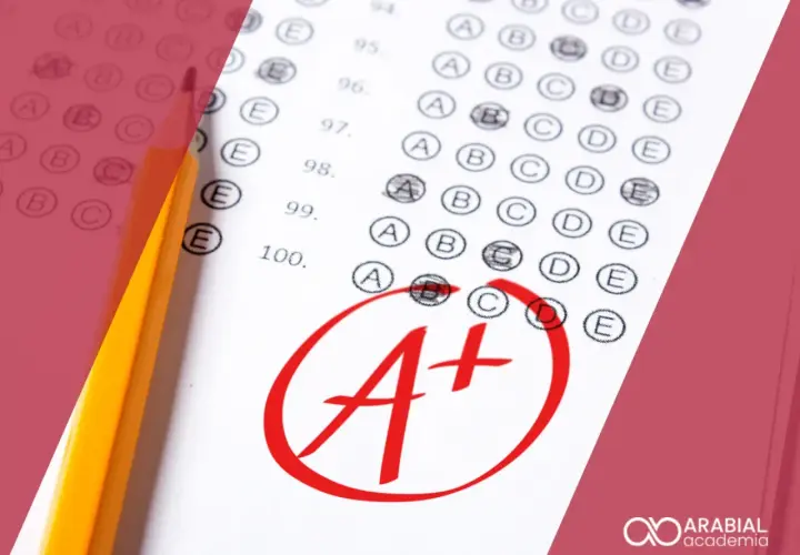 Hoja de examen con lápiz y una A+ marcada en rojo. Ideal para calcular nota B2 Cambridge.