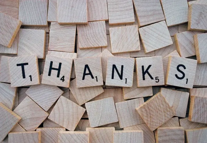 Fichas de Scrabble forman la palabra "THANKS", un mensaje de agradecimientos en inglés.