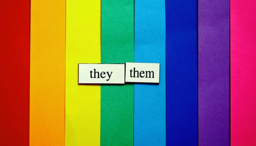 Fondo arcoíris con tarjetas que dicen "they" y "them", representando pronombres personales en inglés.