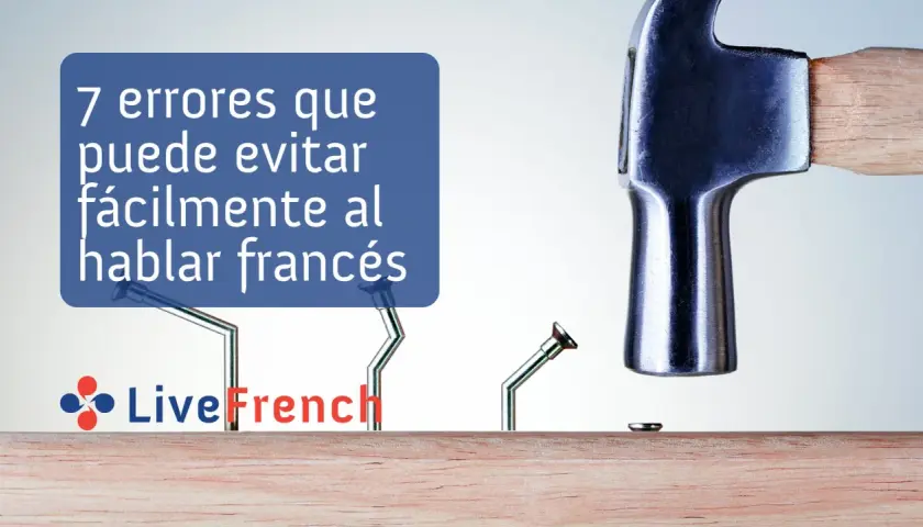 Martillo a punto de golpear clavos torcidos, simbolizando los 7 errores que puedes evitar fácilmente al hablar francés.