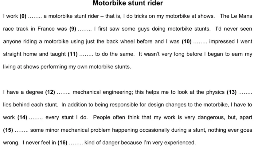 Un motociclista realiza trucos en su moto. El texto describe su experiencia como piloto de acrobacias en moto.