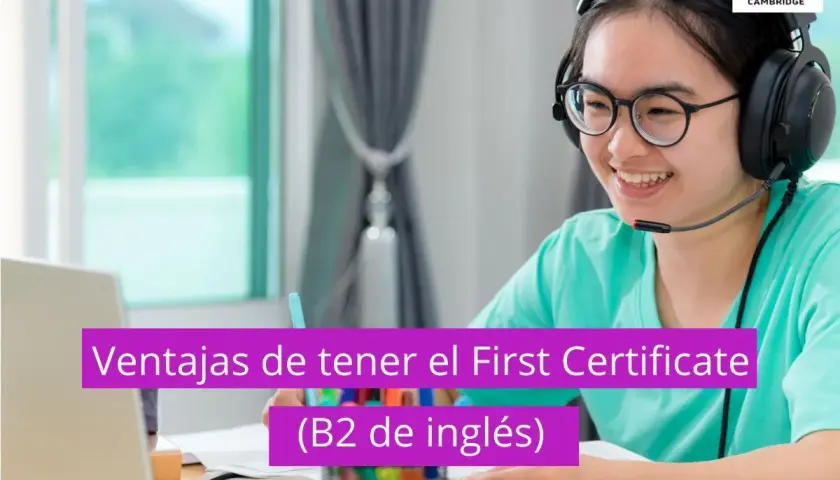 Joven sonriente con auriculares estudia para el First Certificate, un título que no caduca y abre puertas.