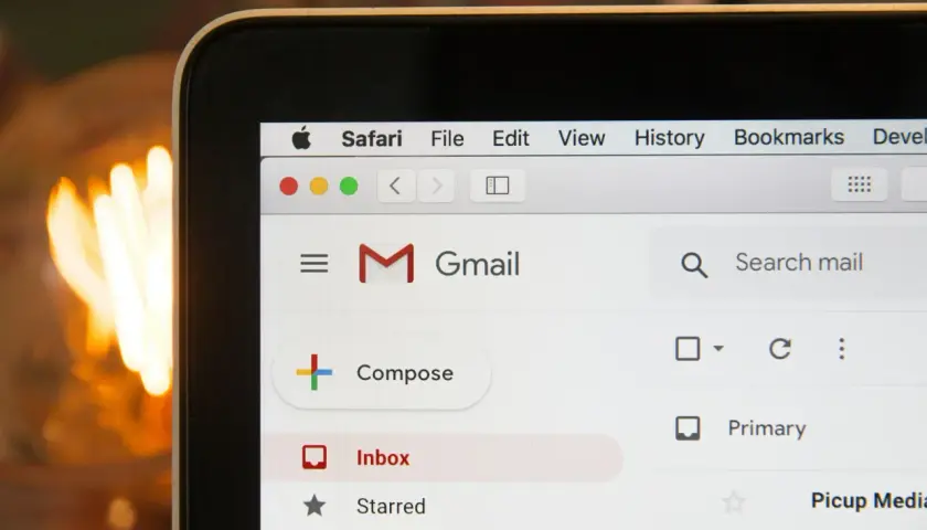 Interfaz de Gmail en Safari, mostrando la estructura de un correo formal con opciones como "Inbox" y "Compose".