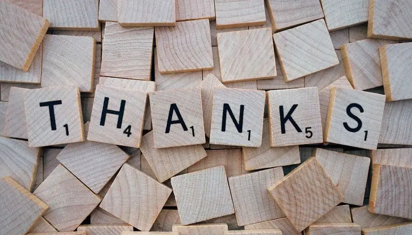 Fichas de Scrabble forman la palabra "THANKS", un mensaje de agradecimientos en inglés.