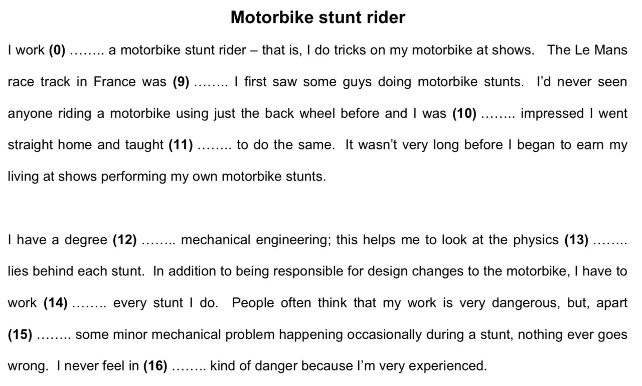 Un motociclista realiza trucos en su moto. El texto describe su experiencia como piloto de acrobacias en moto.