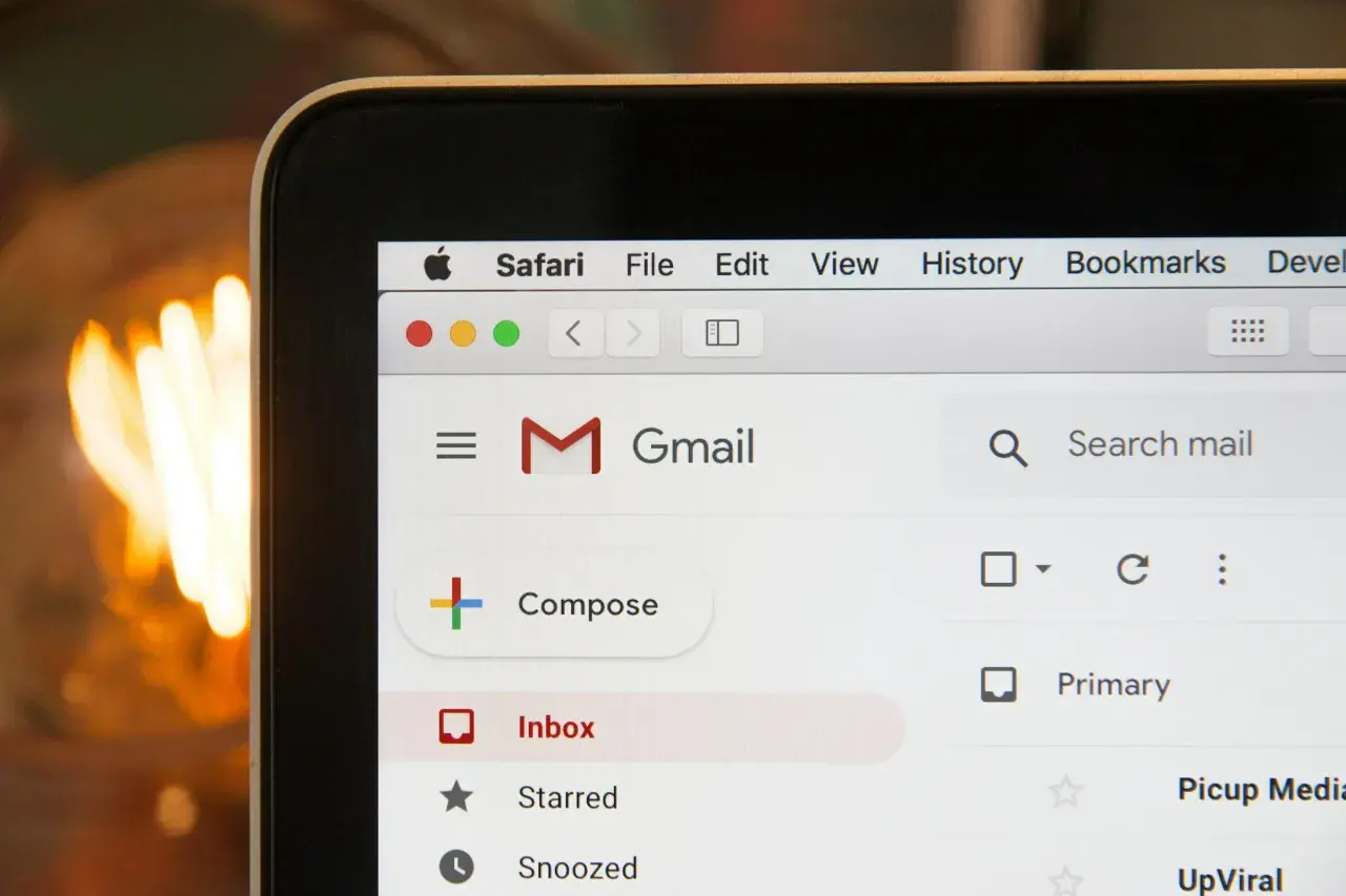 Interfaz de Gmail en Safari, mostrando la estructura de un correo formal con opciones como "Inbox" y "Compose".