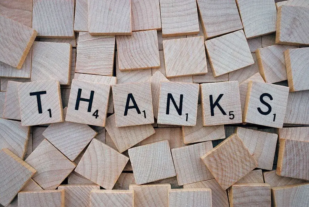 Fichas de Scrabble forman la palabra "THANKS", un mensaje de agradecimientos en inglés.